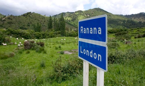 Rānana/London sign