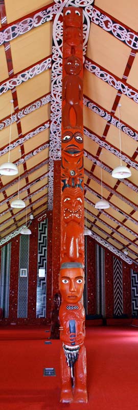 Kei roto i te whare whakairo