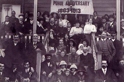 Descendants of Pūhoi settlers at the town’s 50th
    anniversary, 1913 