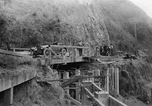 Road building in the Manawatū Gorge