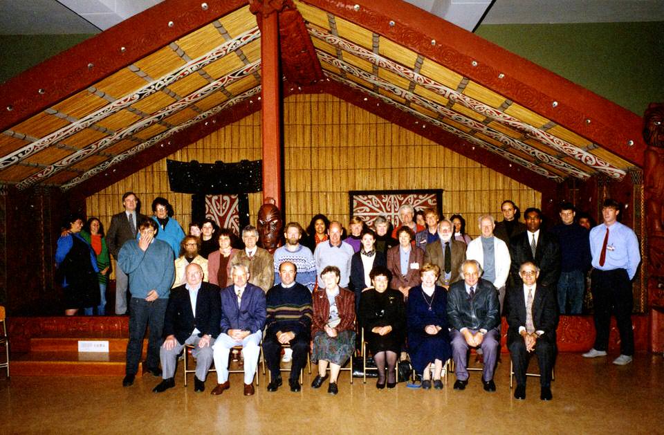 He whakaahua o ngā kaimahi nō Te Whare Taonga o Ōtākou i waho o Mataatua, i ngā tau 1990. 