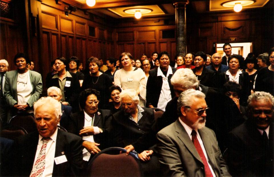 Ko Ngāti Awa kai te Paremata mō te hainatanga o te Whakaaetanga Whakataunga o Ngāti Awa, 2003. He pikitia nā Te Rūnanga o Ngāti Awa