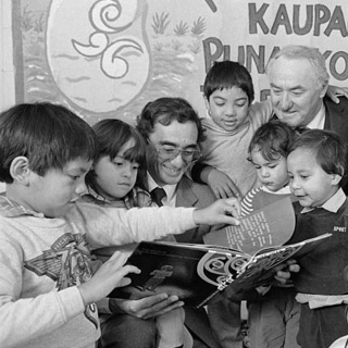 Children engage with a Te Reo book