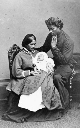 Hariata Pōmare and her husband Hāre Pōmare with their son