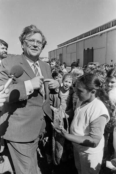 David Lange and schoolchildren, 1985
