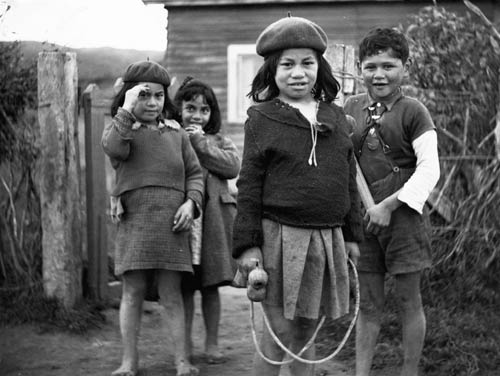 Children with a skipping rope, around 1940