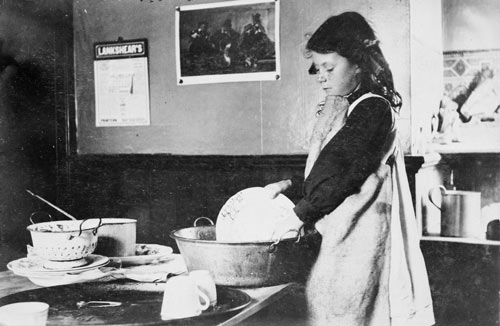 Girl doing the dishes, around 1911