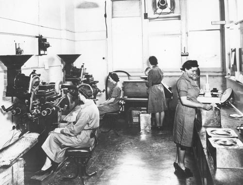 Manufacturing pills, 1940s