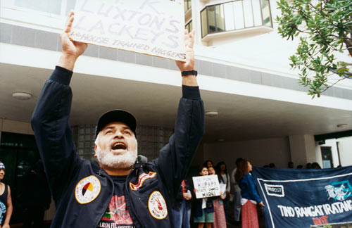  Protesting against 'kūpapa'