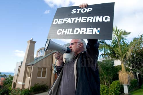 Protesting for fathers' rights