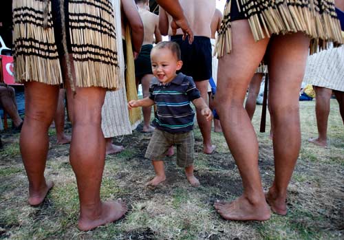 Toddler at kapa haka