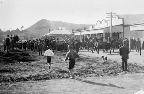 Waihī miners’ strike: crowd of strikers