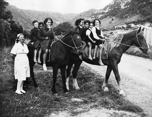 Dental nursing: Te Araroa, East Cape, early 1940s
