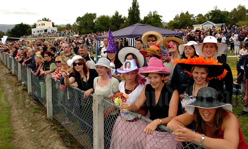 Pre-wedding rituals: hens' party 