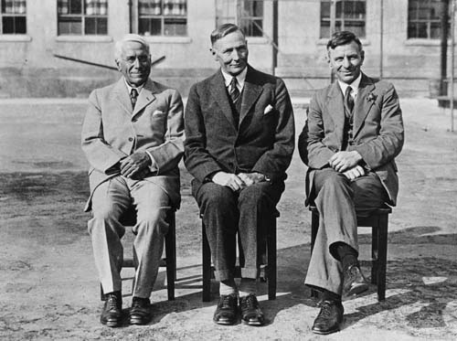 William Sanderson La Trobe (centre) with Randolph Ridling (left) and John Henry Howell (right)