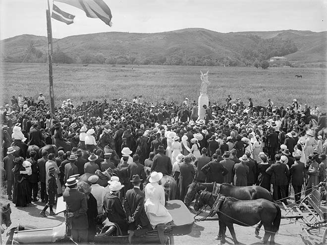 Unveiling the Kaitāia memorial, 1916