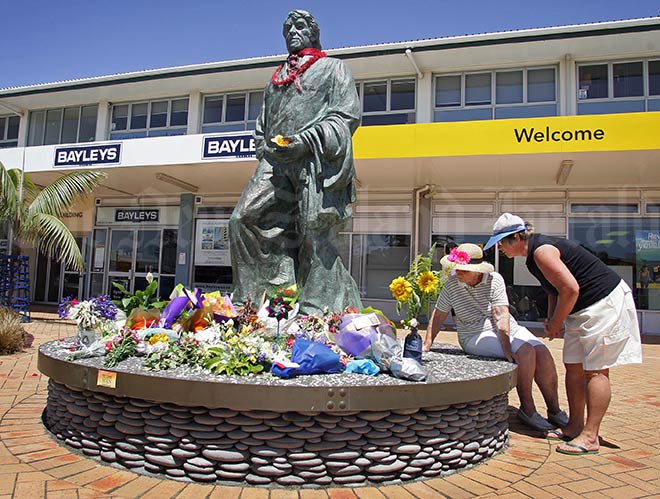 Sir Edmund Hillary statue, Ōrewa
