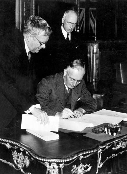 Signing the Canberra Pact