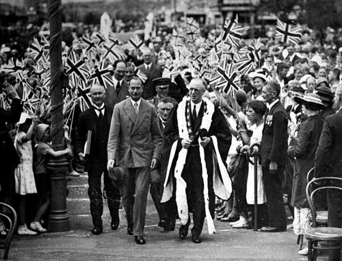 Royal visits: waving the flag, 1935