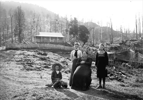 Hansen family at Motu
