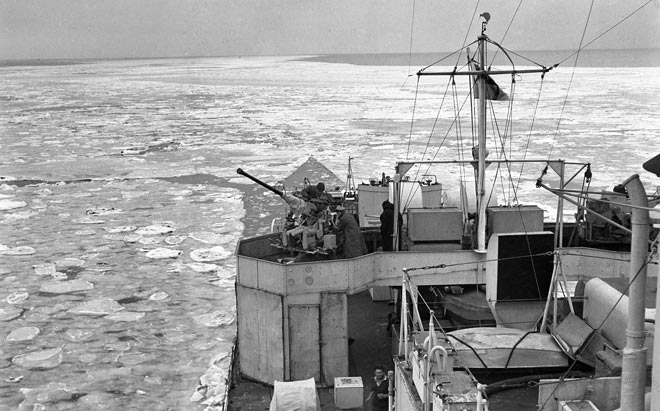 HMNZS<em> Taupo</em> on winter patrol in Korea