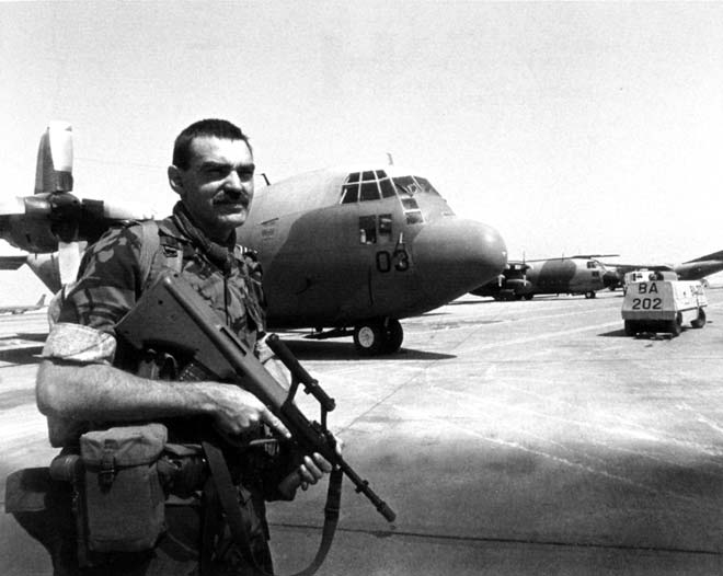New Zealand airman in Saudi Arabia, 1991