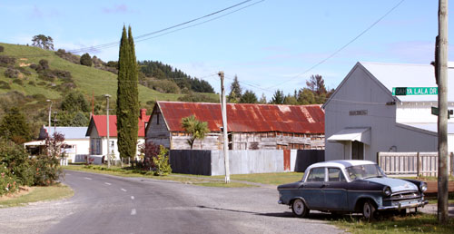 Kākahi: main street, 2011