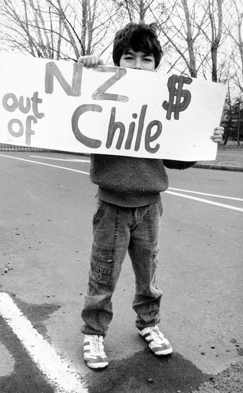 Relationship with Chile: young protestor