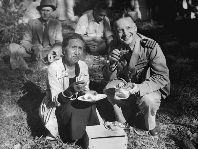 American officer and Tainui kuia, Ngāruawāhia, 1943