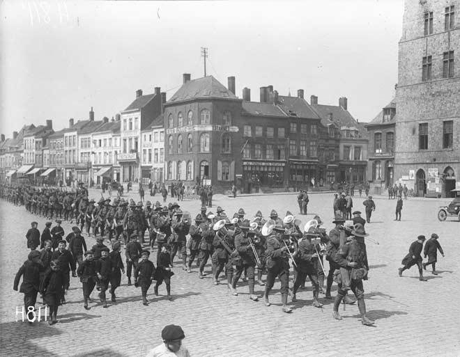 New Zealand soldiers in Bailleul, France, 1917