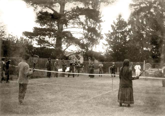 Māori shepherds and shearers playing tennis, 1899