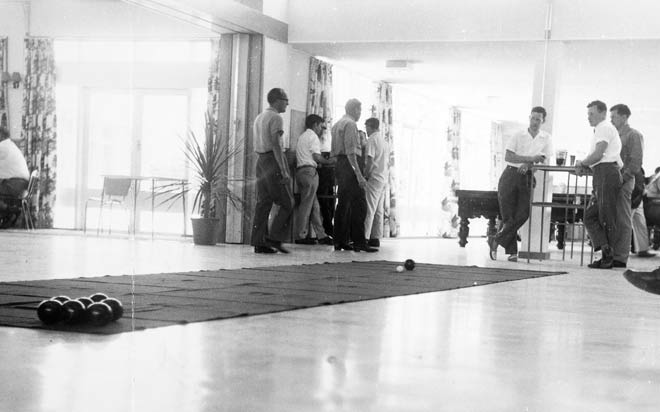 Indoor bowls, Manurewa Workingmen's and Cosmopolitan Club, 1965