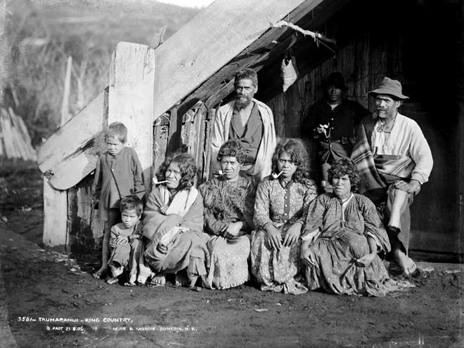 Māori women smoking pipes 