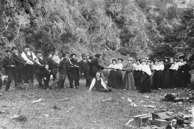 Picnic tug-of-war, 1896