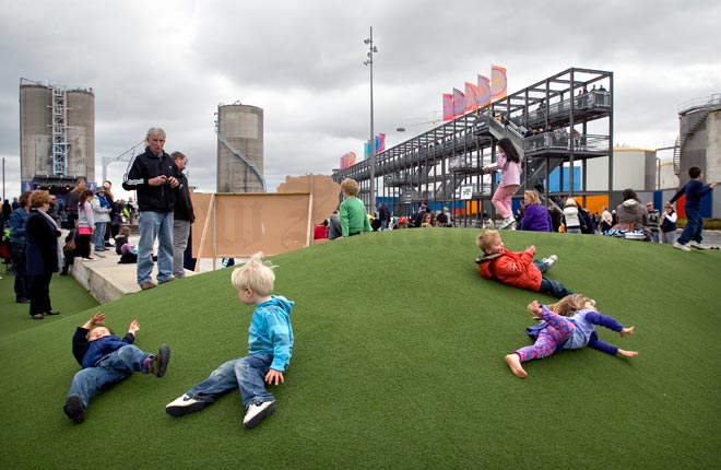 Children at the 'grassy knoll', Auckland, 2011