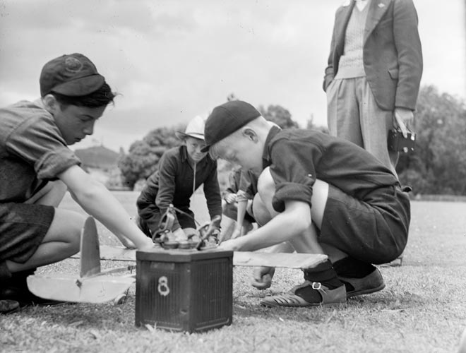 Auckland Aero Club boys with model planes, 1947
