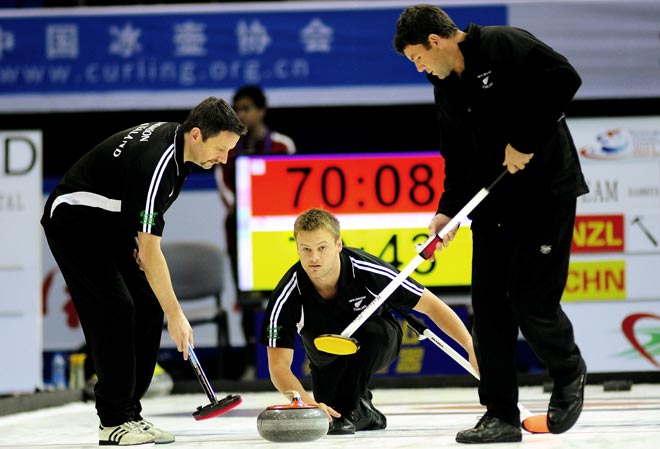 Indoor curling