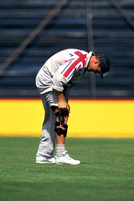 Martin Crowe's persistent knee injury