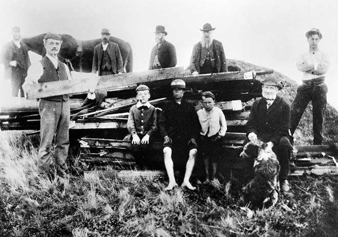 Building a bonfire at Māngere, 1897