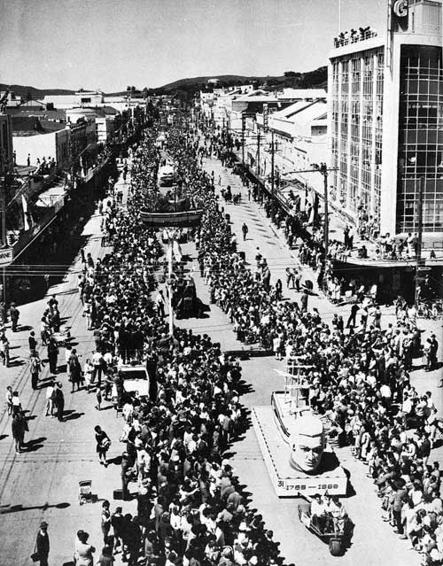 The Cook bicentenary parade in Gisborne, 1969