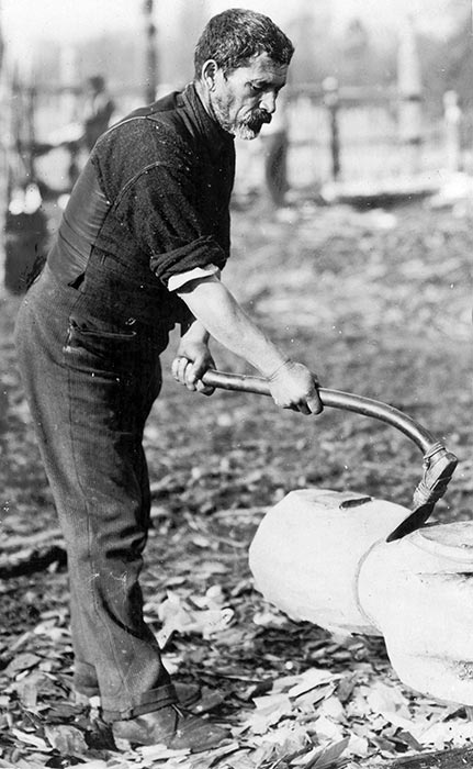 Hōri Pukehika carving with a toki, 1906