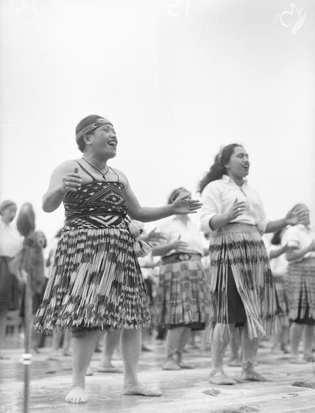 Tuini Ngāwai and Ngoi Pēwhairangi, 1943