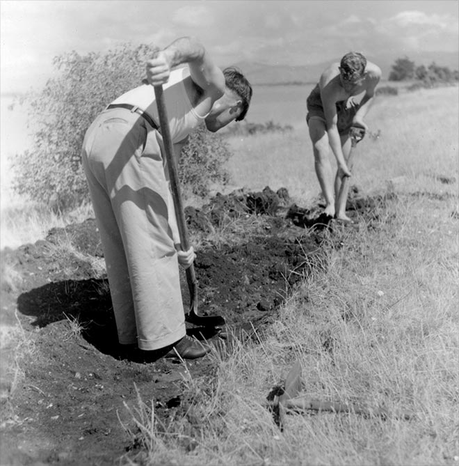Roger Duff and Jim Eyles at Wairau Bar in the 1940s