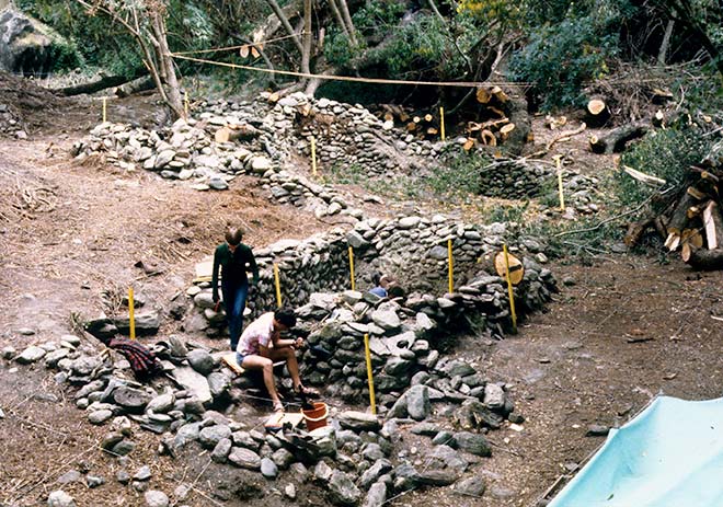 Archaeologists working on Chinese huts at Cromwell, around 1980