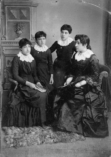 Fanny Rose Howie with her sisters