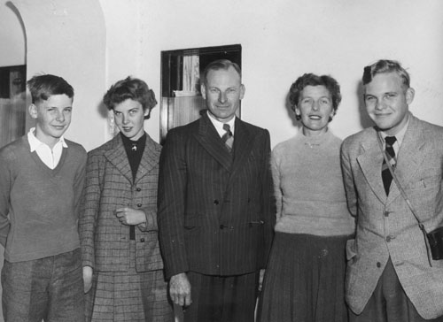 Peter Phipps (centre), his wife Jessie (second from right) and their children, 24 August 1955