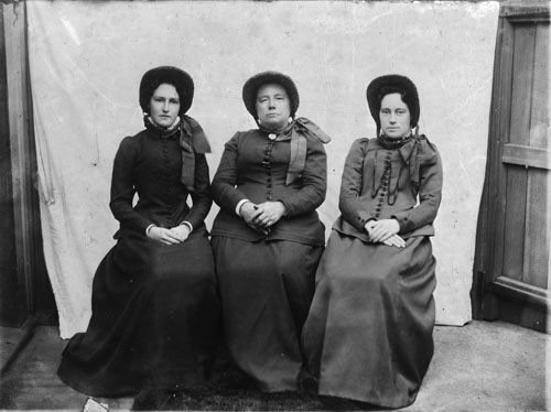 Annie Rudman (centre) with two of her daughters, in Salvation Army uniform