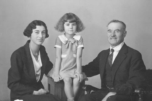 Bartolo Russo pictured with his daughter and granddaughter, about 1939