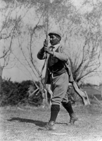 Kurupō Tāreha playing golf