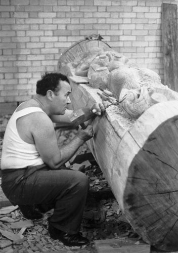 Carving the pouihi for New Zealand House